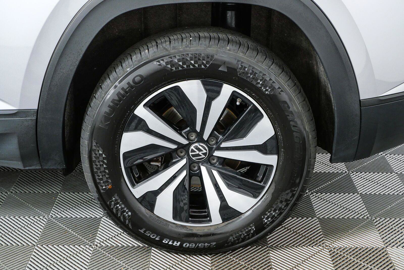 Certified 2024 Volkswagen Atlas Cross Sport SE FWD image 4