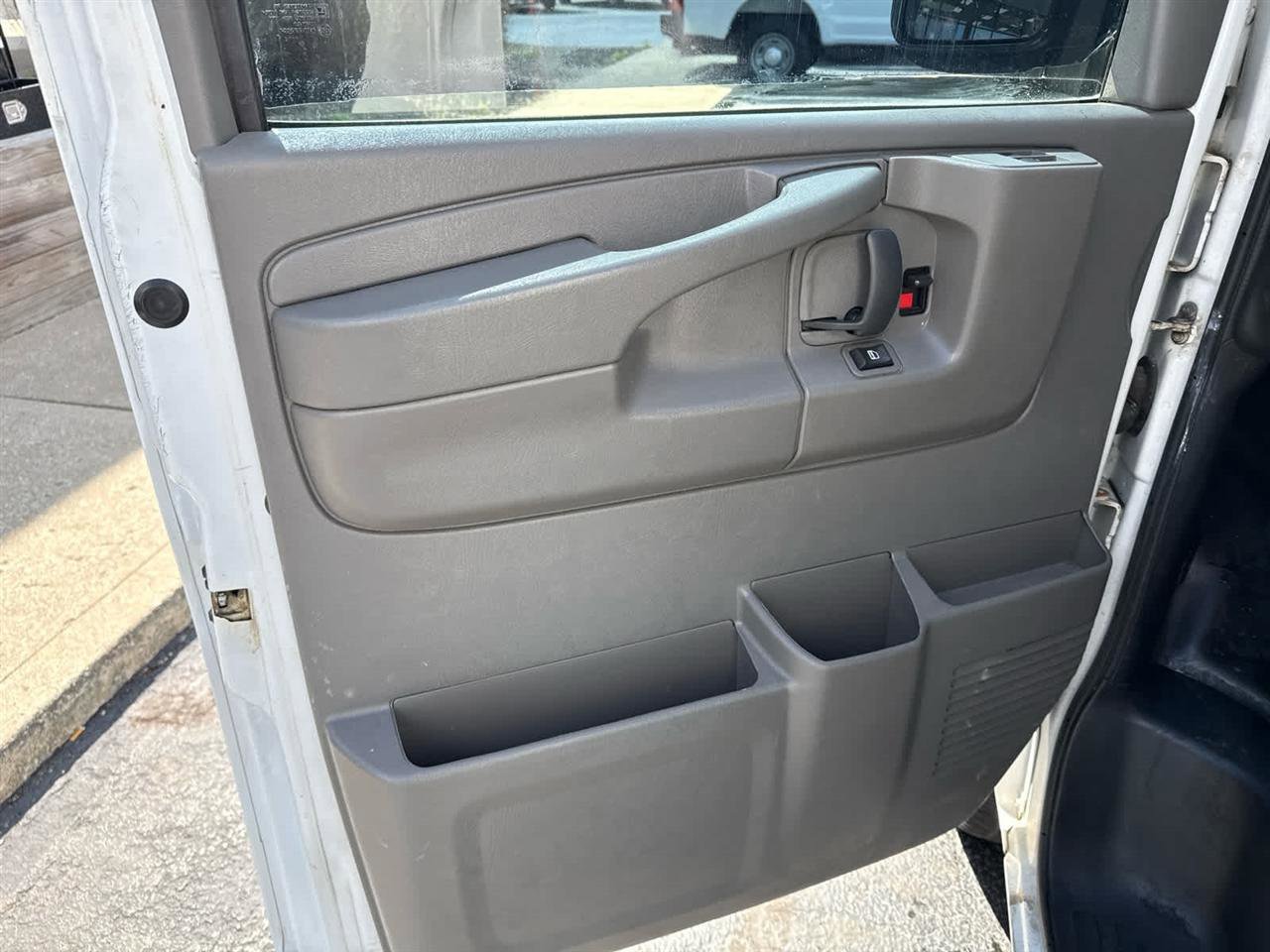 Used 2015 Chevrolet Express 2500 image 17