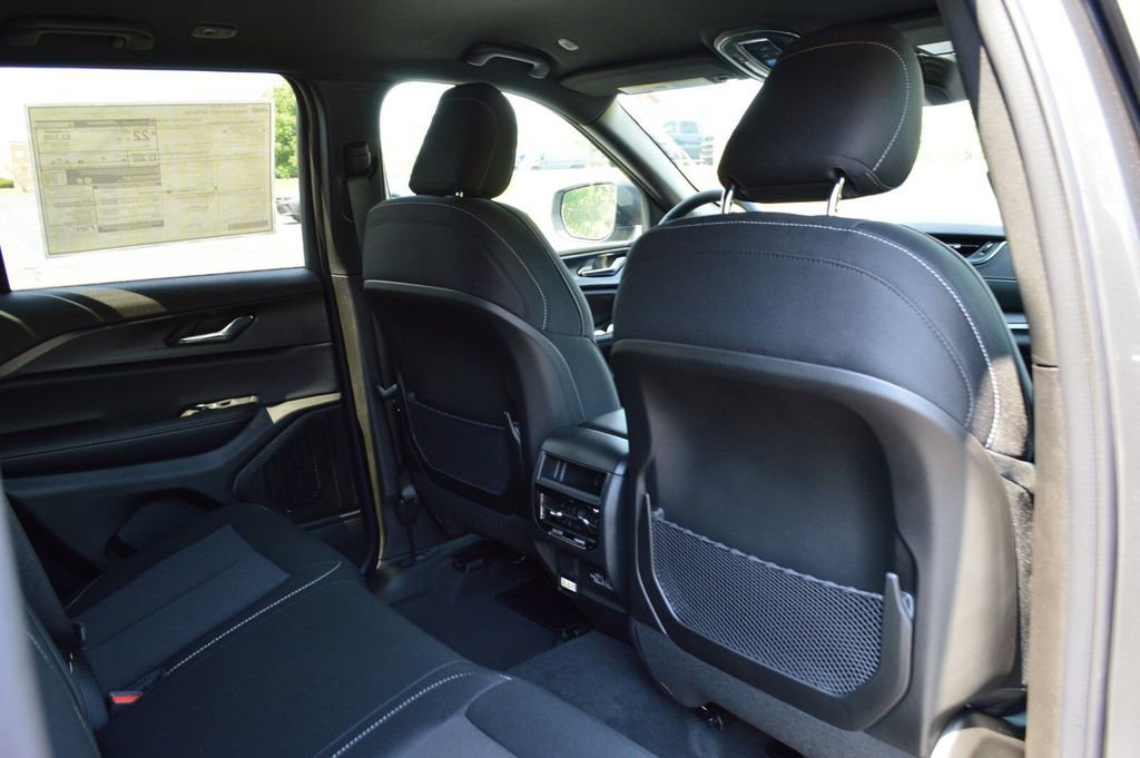 New 2025 Jeep Grand Cherokee Laredo w/ Luxury Tech Group I image 32