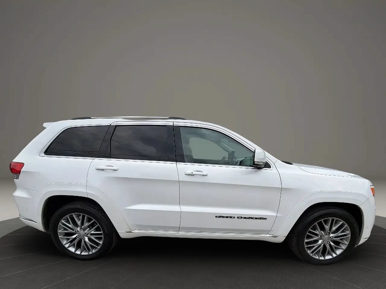 Used 2017 Jeep Grand Cherokee Summit AWD/4WD image 4