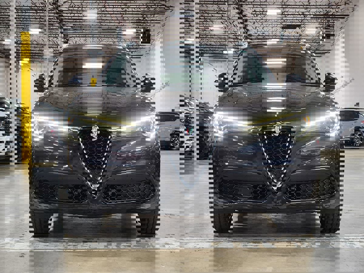 Used 2018 Alfa Romeo Stelvio AWD image 3