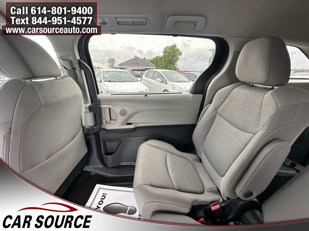 Used 2024 Toyota Sienna LE FWD image 21