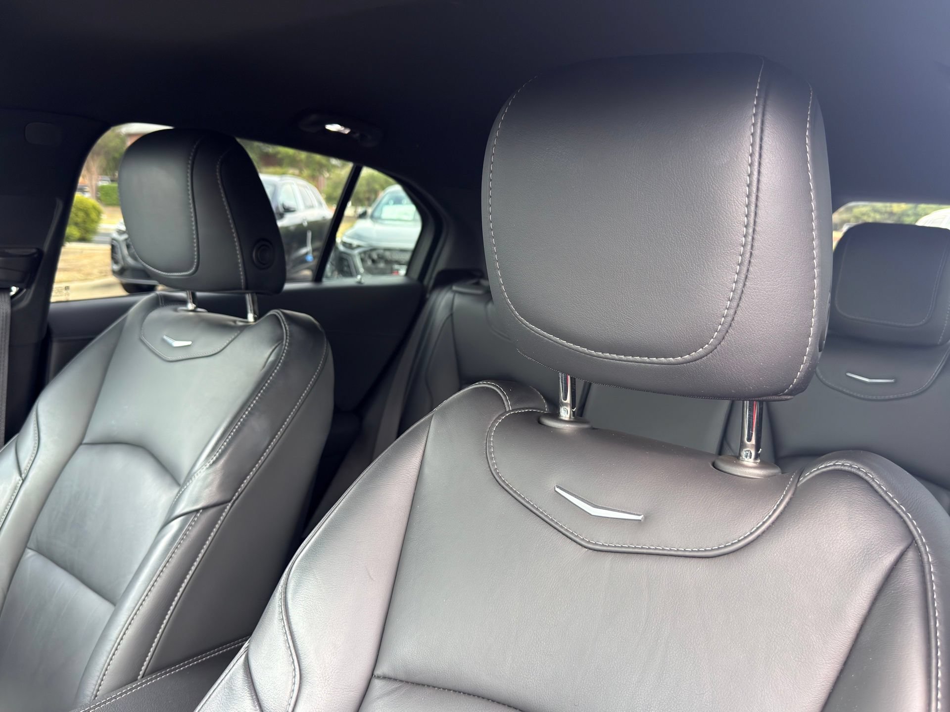 Used 2023 Cadillac XT4 Luxury w/ Cold Weather Package FWD image 10