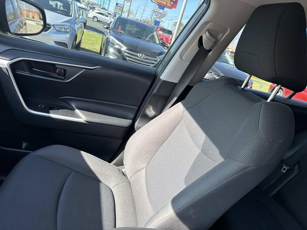 Used 2019 Toyota RAV4 LE image 17