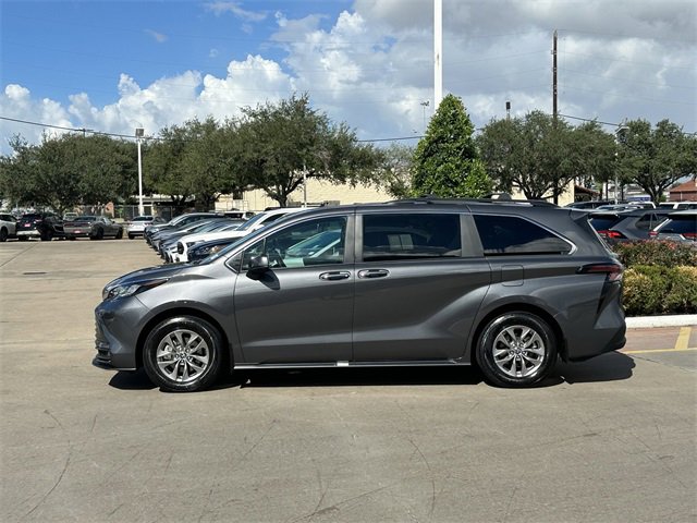 Used 2025 Toyota Sienna XLE image 4