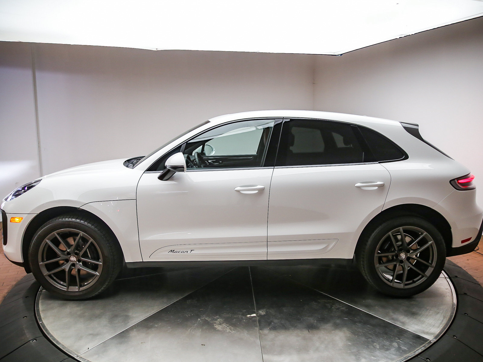Certified 2026 Porsche Macan Turbo AWD/4WD image 2