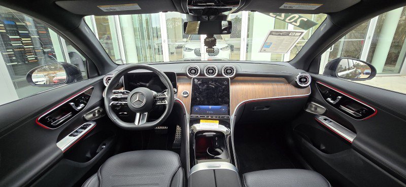 Used 2025 Mercedes-Benz GLC 300 4MATIC image 21