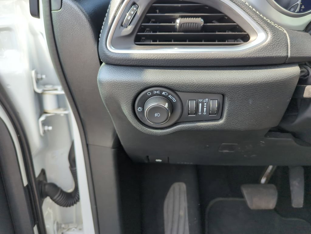 Used 2025 Chrysler Pacifica Limited image 18