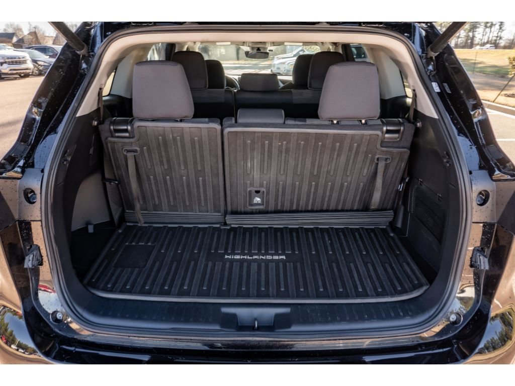 Used 2023 Toyota Highlander LE image 14