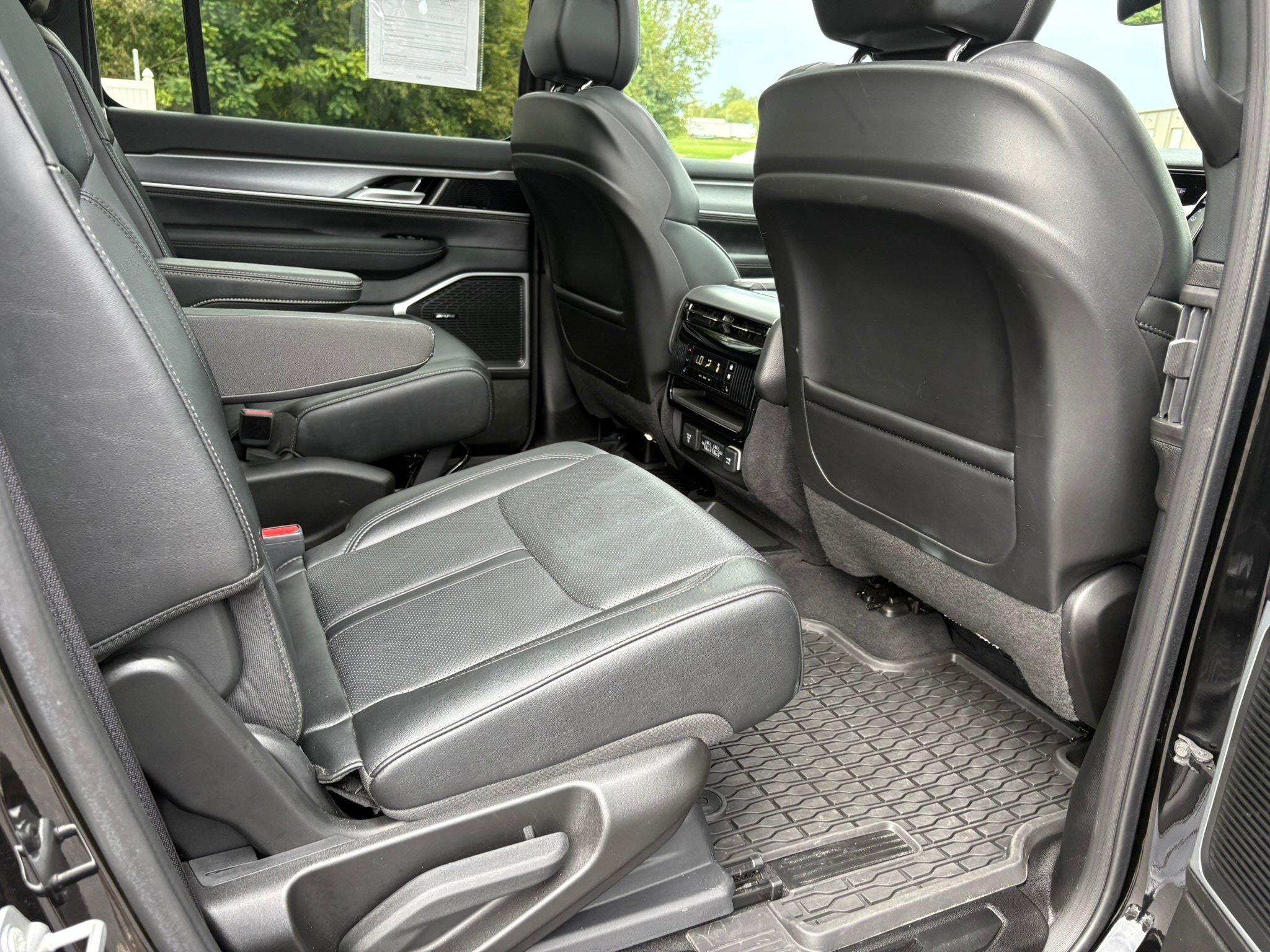 Used 2025 Jeep Wagoneer Series II AWD/4WD image 29