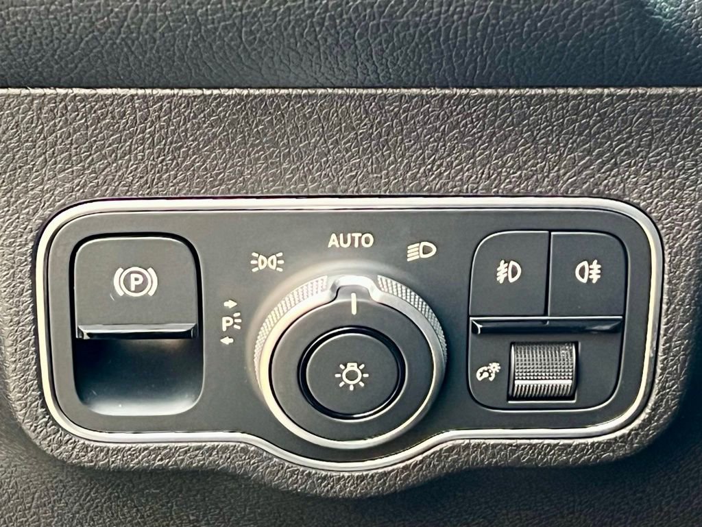 Certified 2026 Mercedes-Benz GLB 250 4MATIC image 39