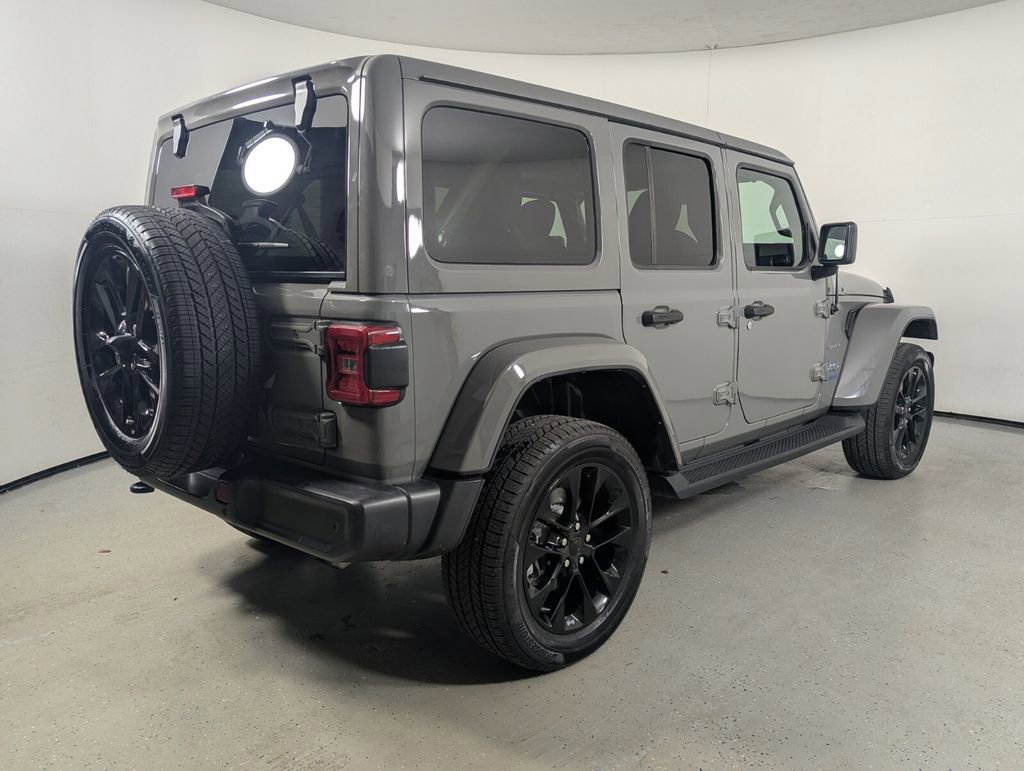 Used 2021 Jeep Wrangler Unlimited Sahara w/ Cold Weather Group AWD/4WD image 7