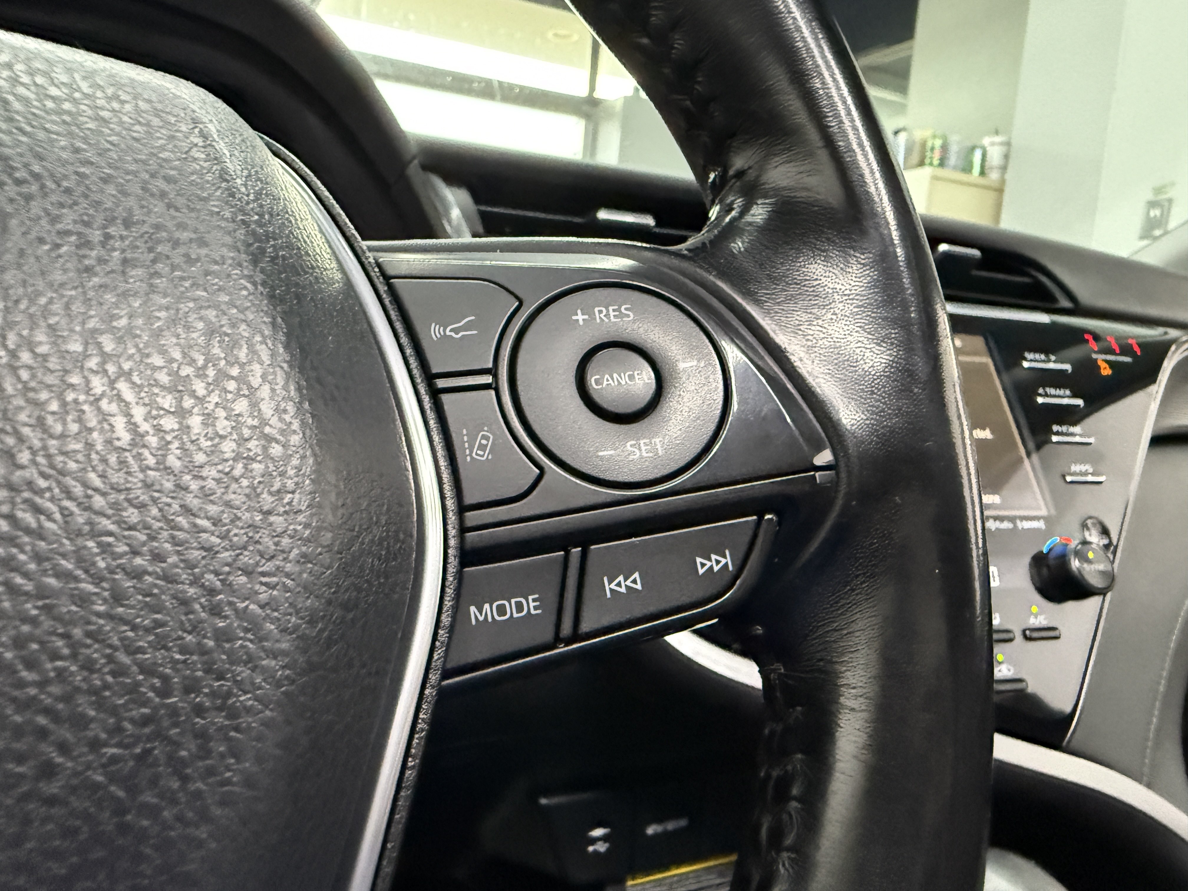 Used 2019 Toyota Camry SE FWD image 15