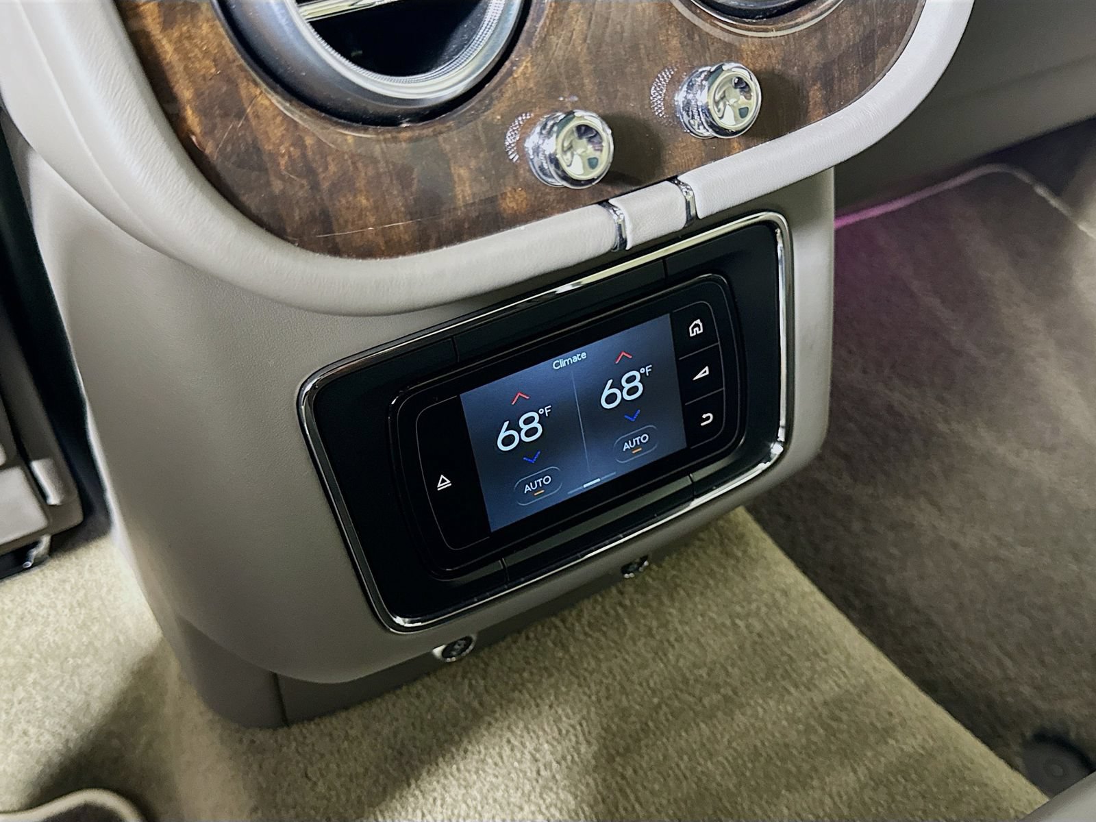Certified 2020 Bentley Bentayga Plug-In Hybrid AWD/4WD image 26