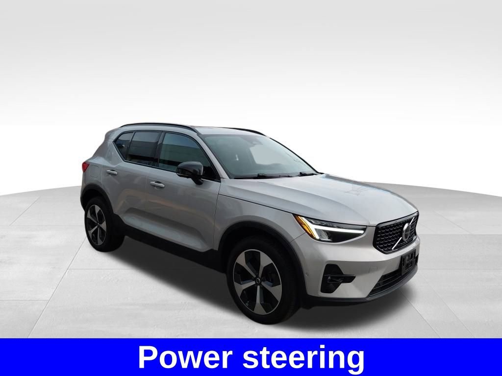 Used 2024 Volvo XC40 B5 Plus image 5