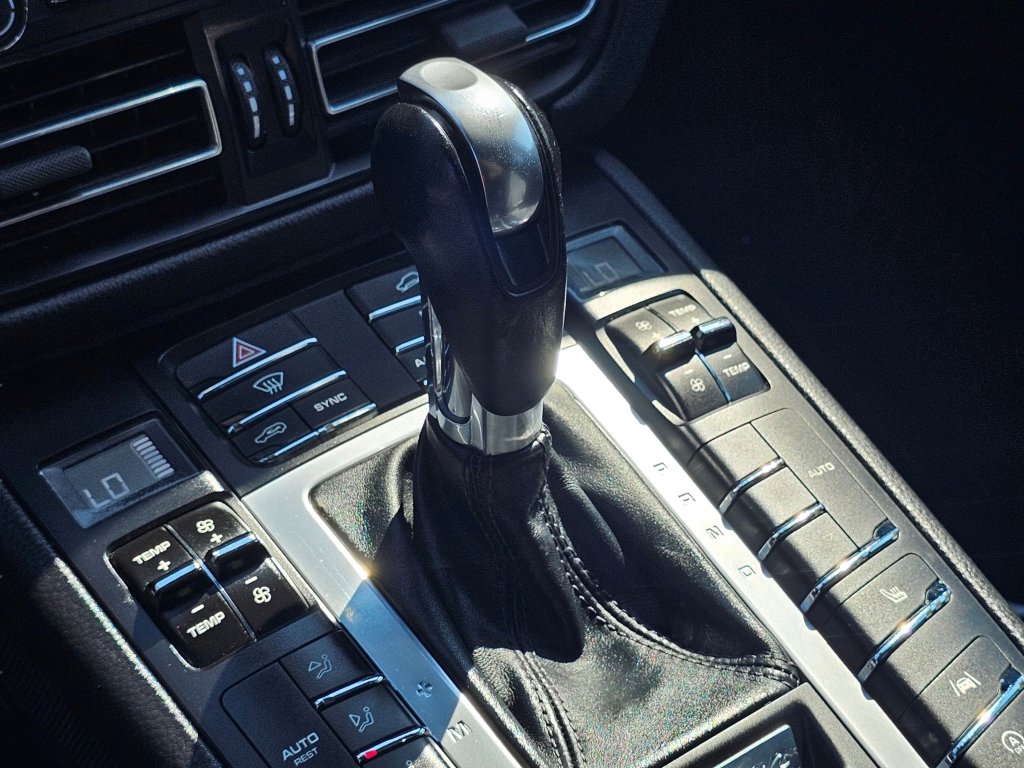 Used 2021 Porsche Macan w/ Premium Package image 13