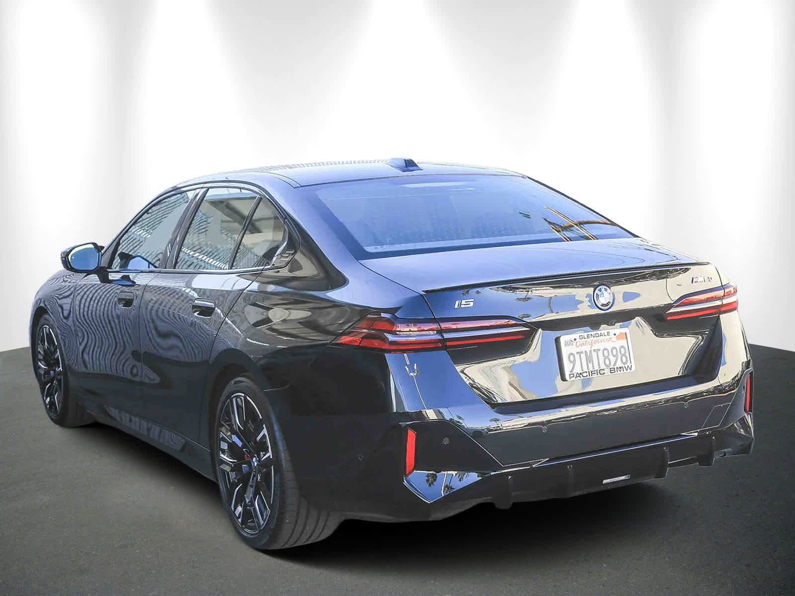 Used 2025 BMW i5 M60 w/ Premium Package image 4