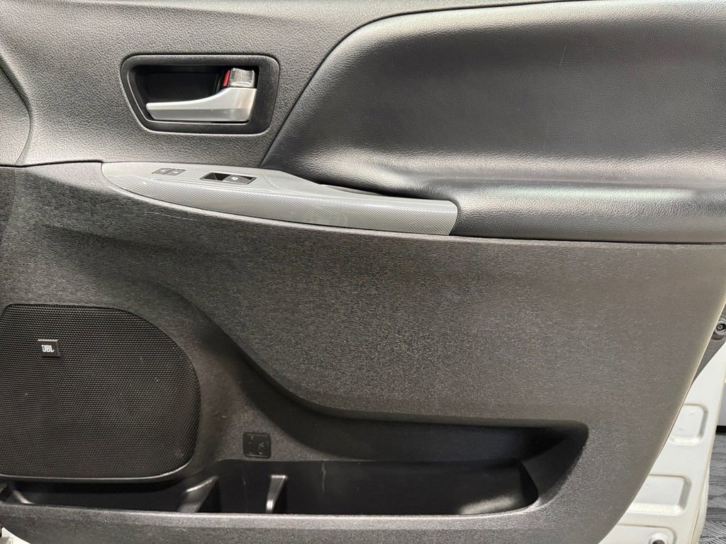 Used 2019 Toyota Sienna SE AWD/4WD image 13