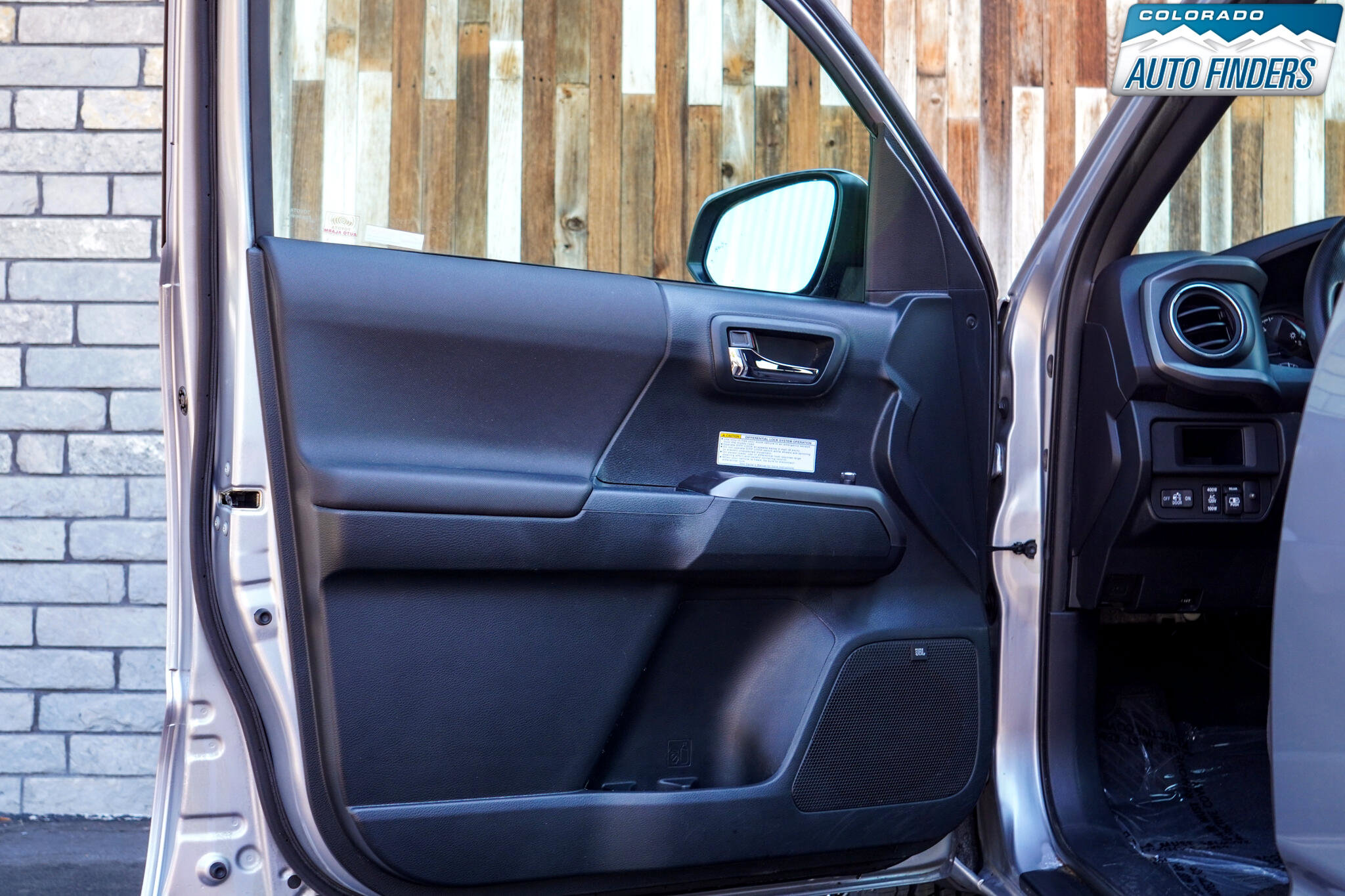 Used 2017 Toyota Tacoma TRD Off-Road image 9