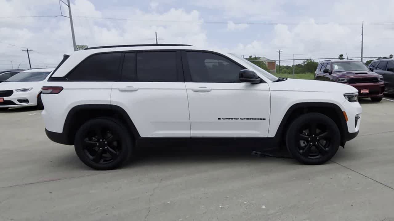 Used 2023 Jeep Grand Cherokee Limited w/ Black Appearance Package AWD/4WD image 9