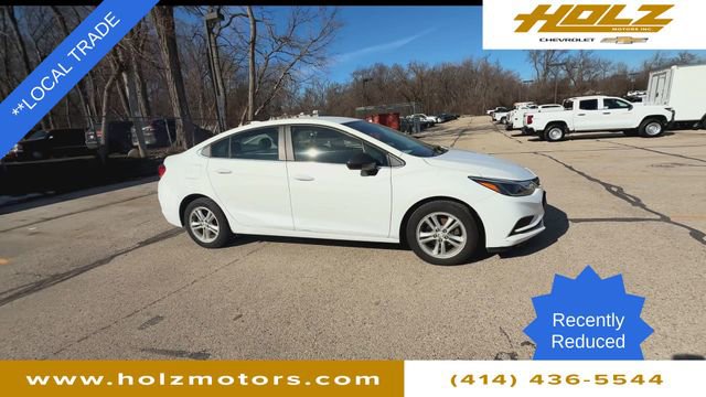 Used 2017 Chevrolet Cruze LT image 2