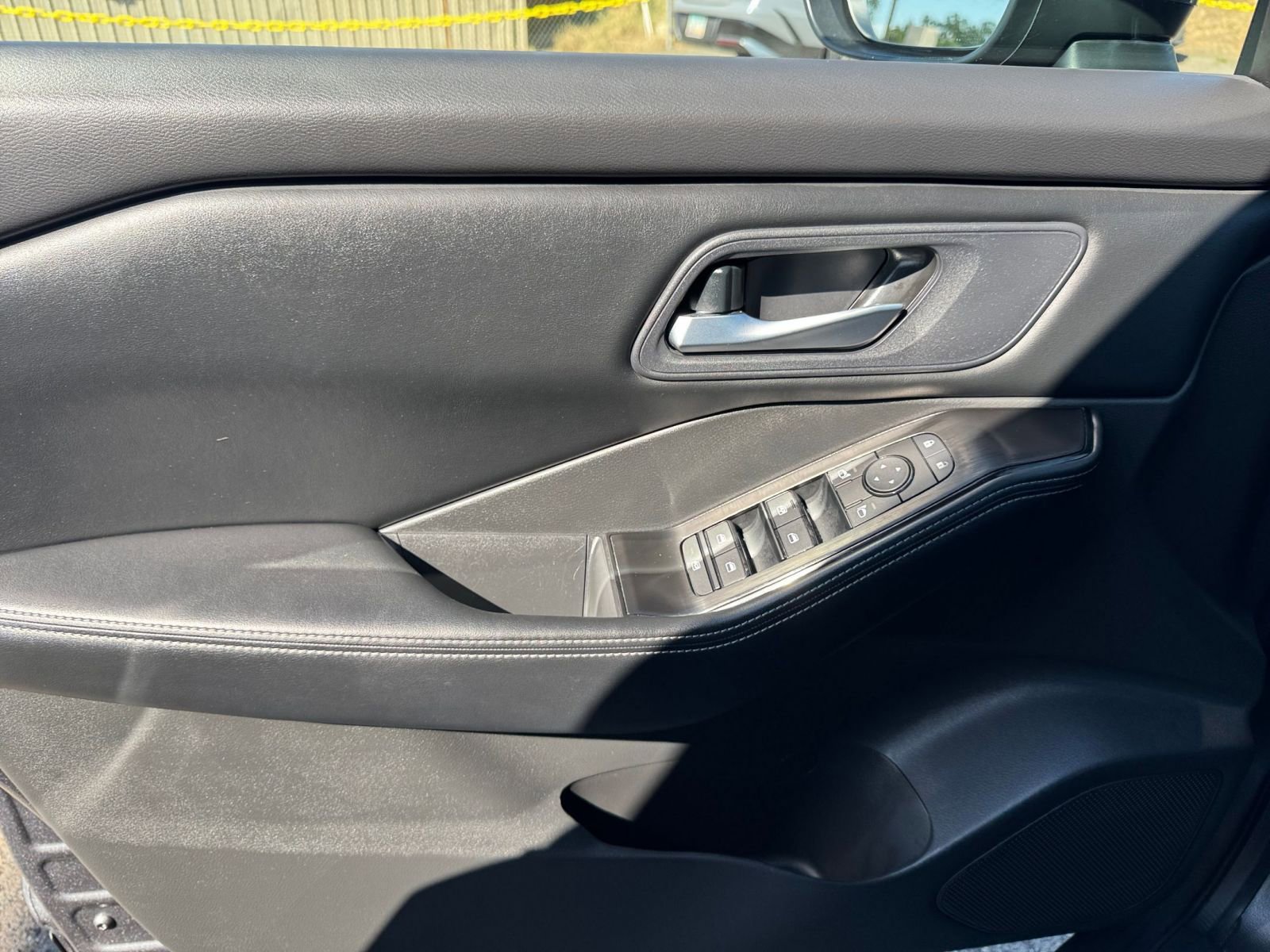 Used 2025 Nissan Rogue SV image 18