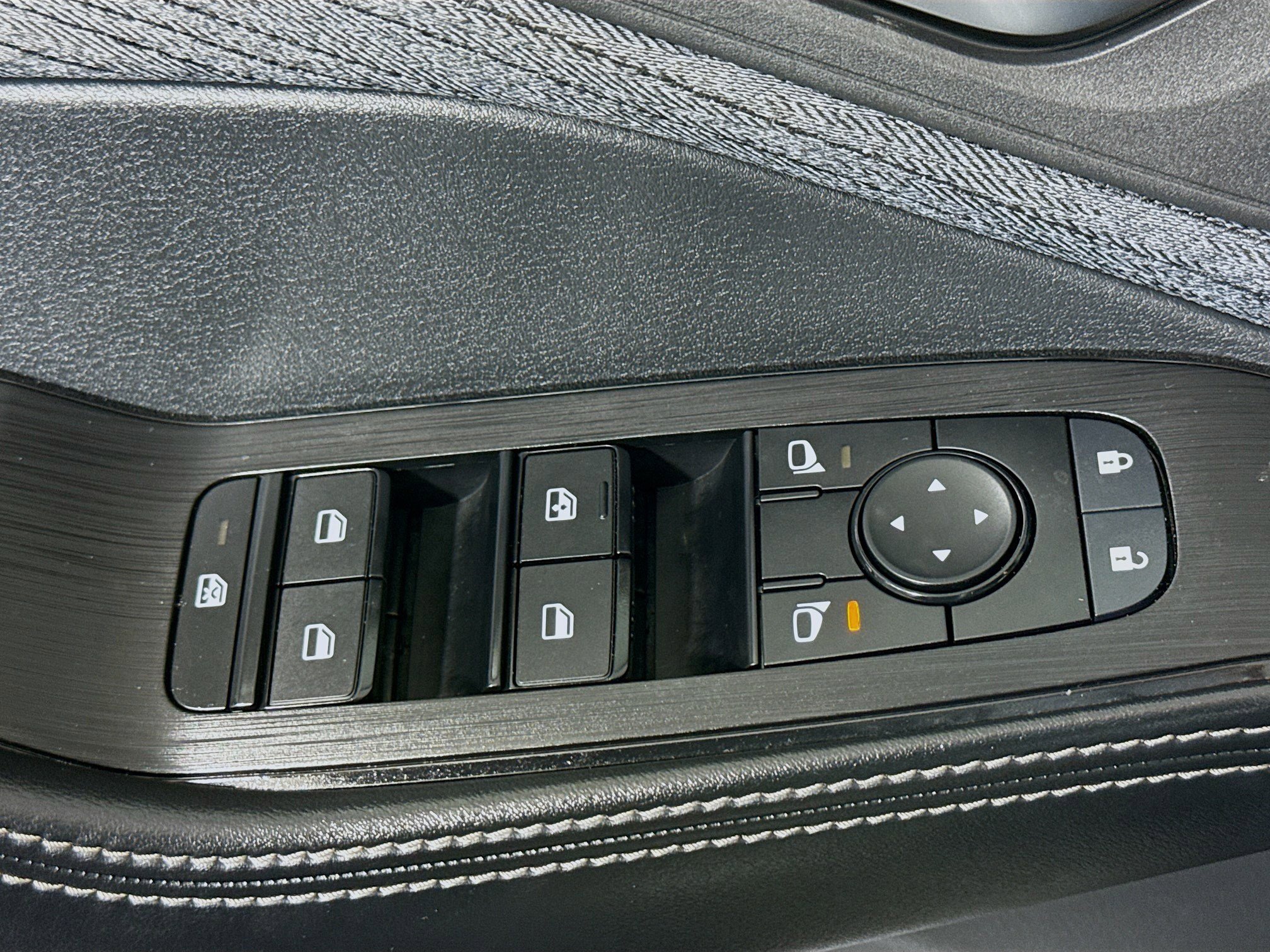 Used 2023 Nissan Rogue SV image 24