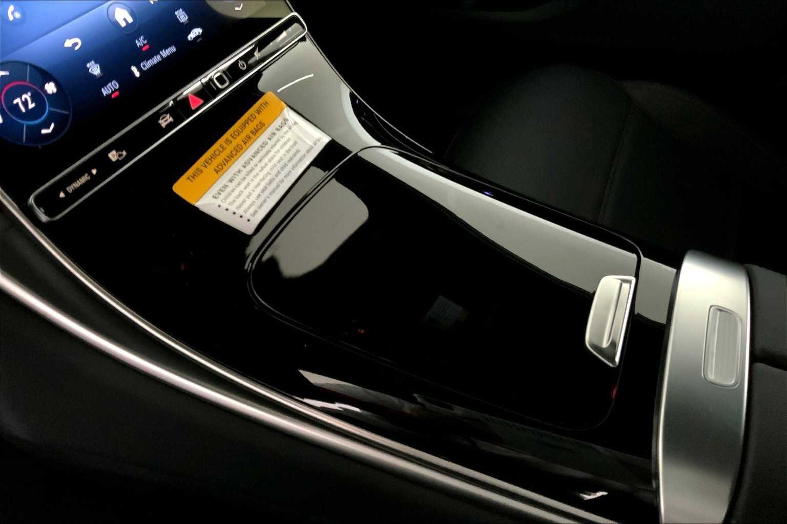 Used 2025 Mercedes-Benz GLC 300 4MATIC image 11