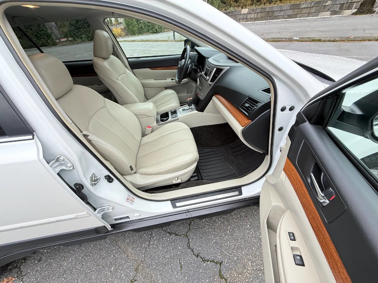 Used 2014 Subaru Outback 3.6R Limited w/ Moonroof Package image 10