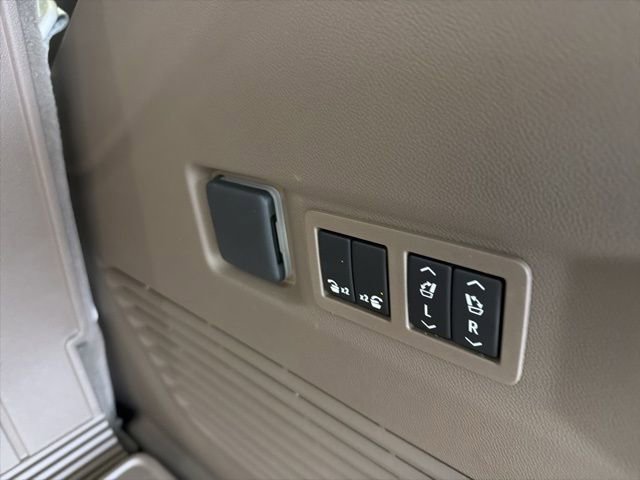 Used 2026 GMC Yukon Denali w/ Sun & Power Step Package image 24