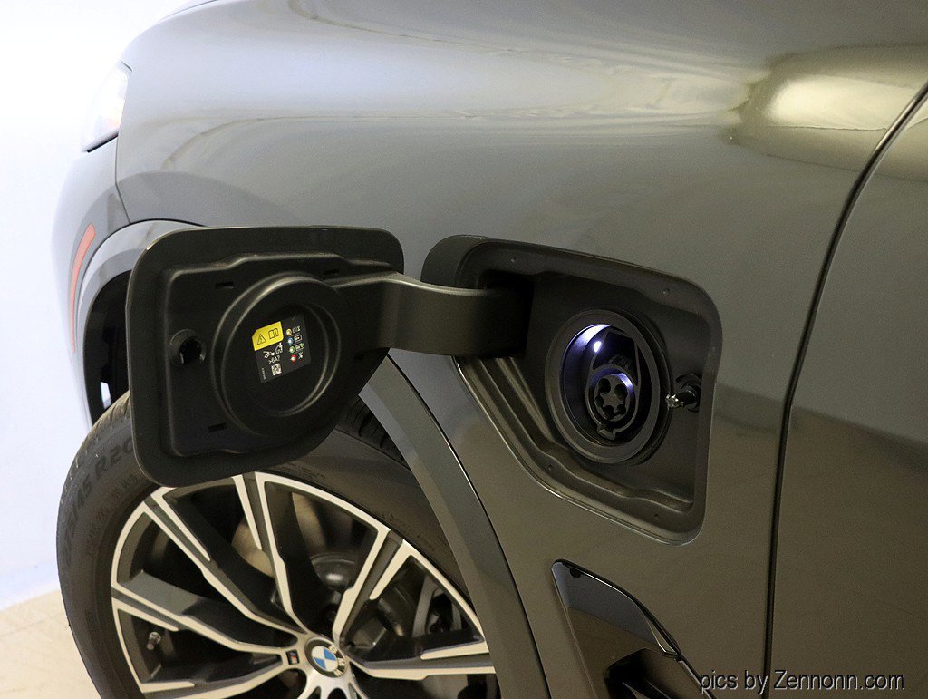 Used 2026 BMW X5 xDrive50e w/ M Sport Package image 9