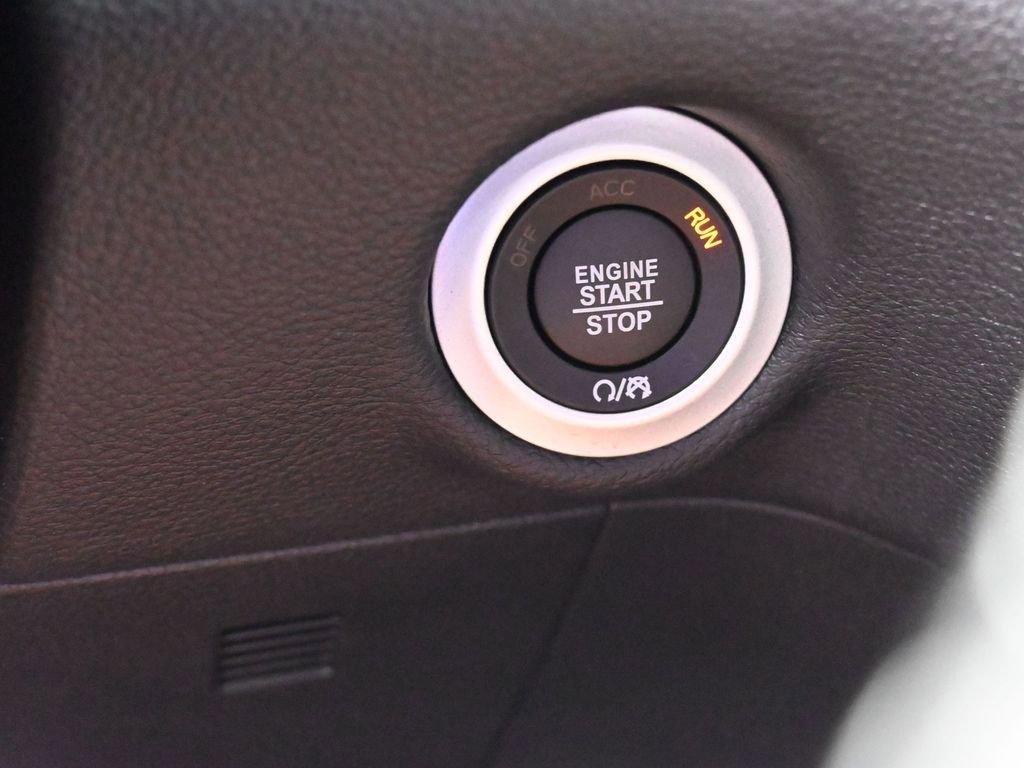 Used 2025 Chrysler Pacifica Select image 24