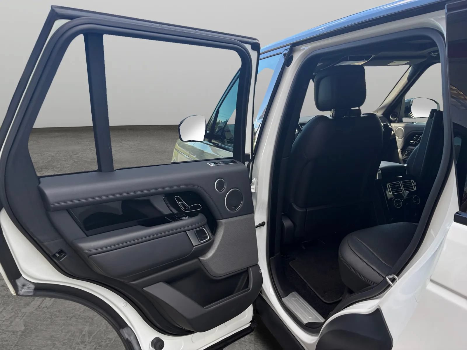 Used 2018 Land Rover Range Rover Supercharged AWD/4WD image 14
