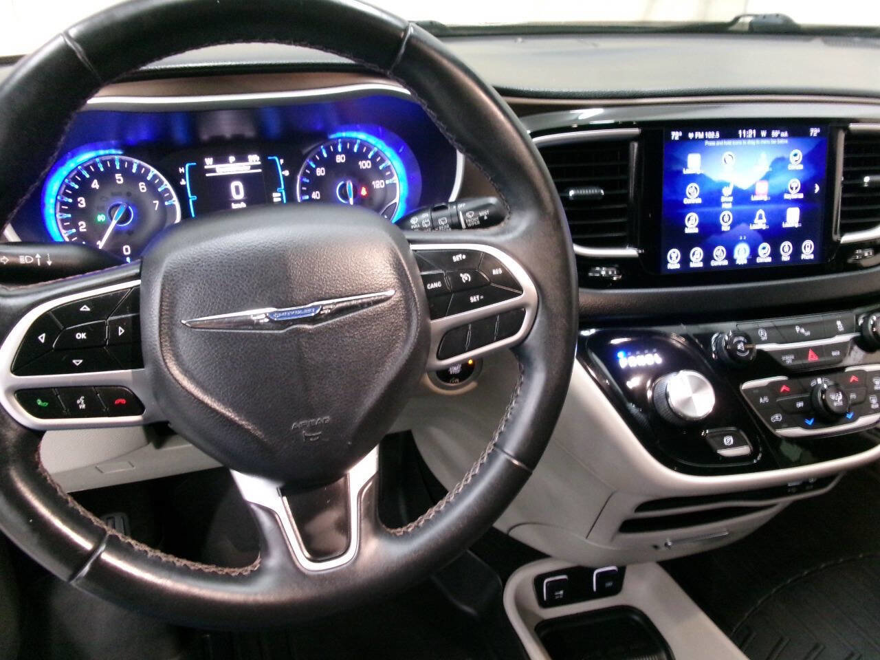 Used 2017 Chrysler Pacifica Touring-L image 29