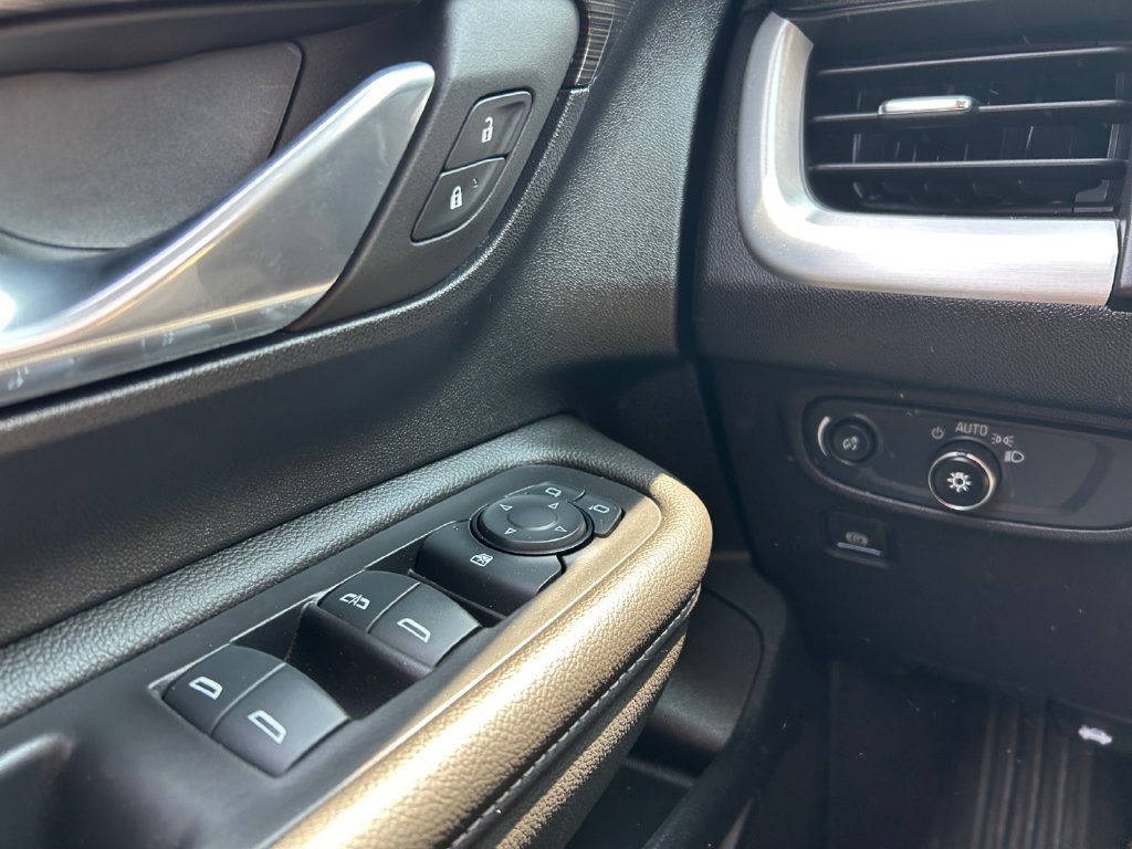 Used 2024 GMC Terrain SLE w/ Driver Convenience Package FWD image 18