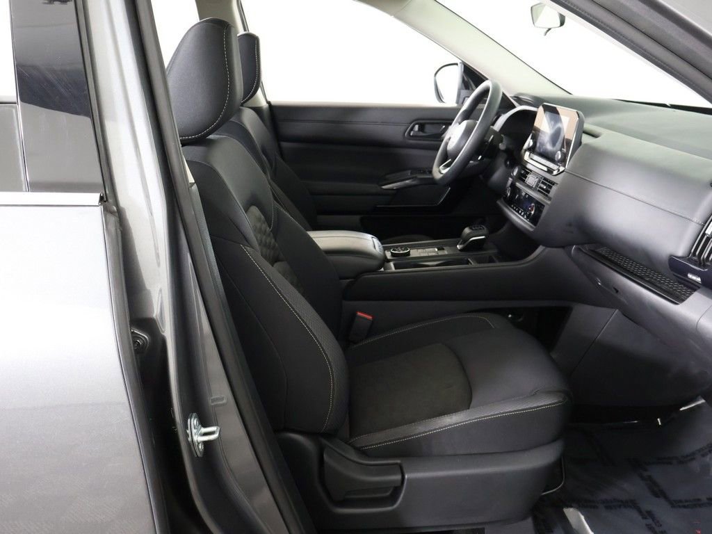 Used 2024 Nissan Pathfinder S image 27
