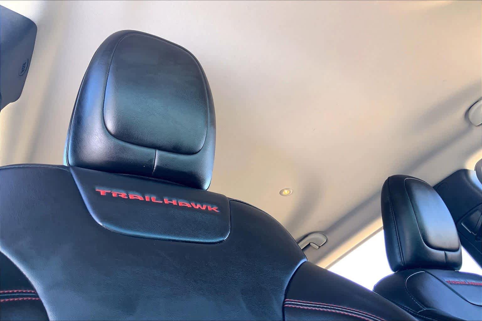 Used 2020 Jeep Cherokee Trailhawk AWD/4WD image 14
