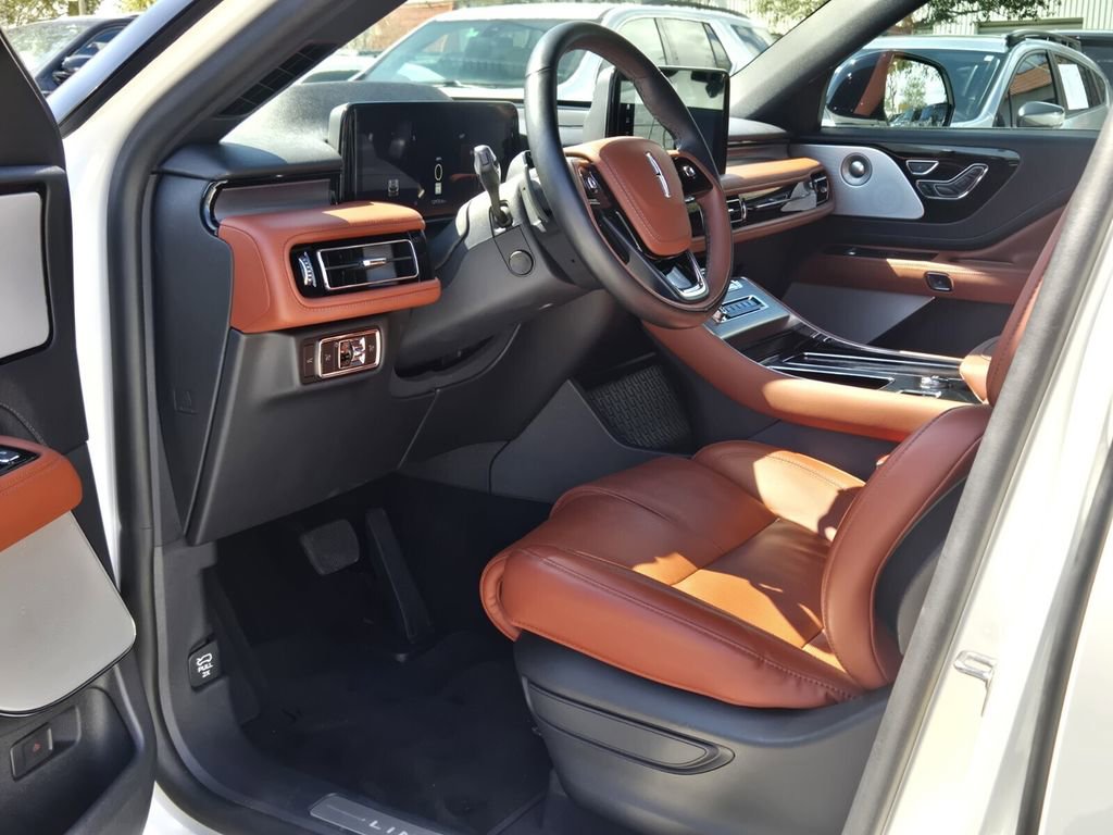Used 2025 Lincoln Aviator Reserve w/ Luxury Package image 12