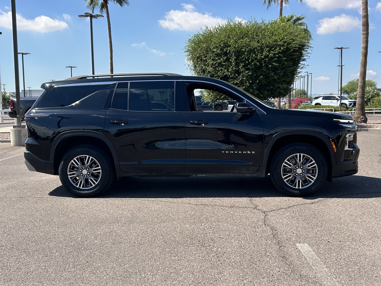 Certified 2025 Chevrolet Traverse LT FWD image 6