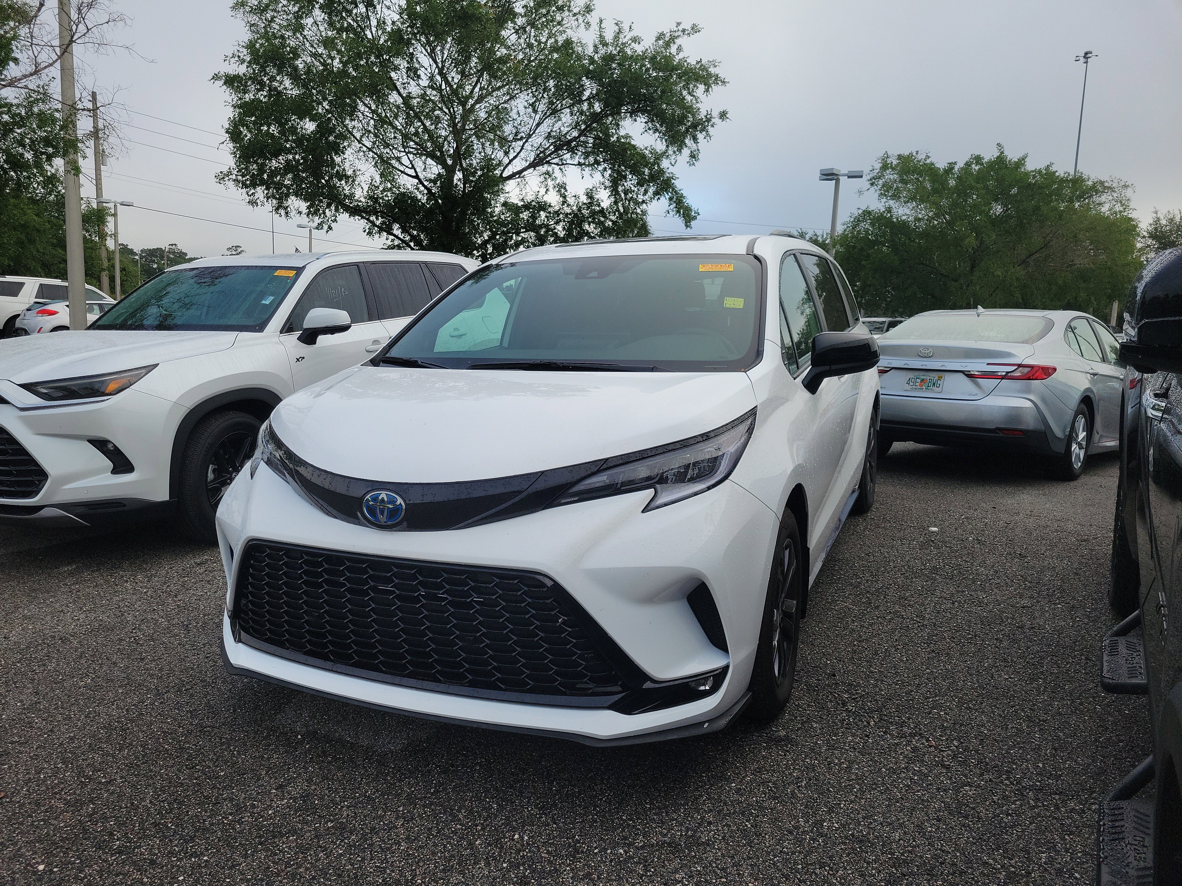 Used 2025 Toyota Sienna XSE w/ XSE Plus Package AWD/4WD image 24