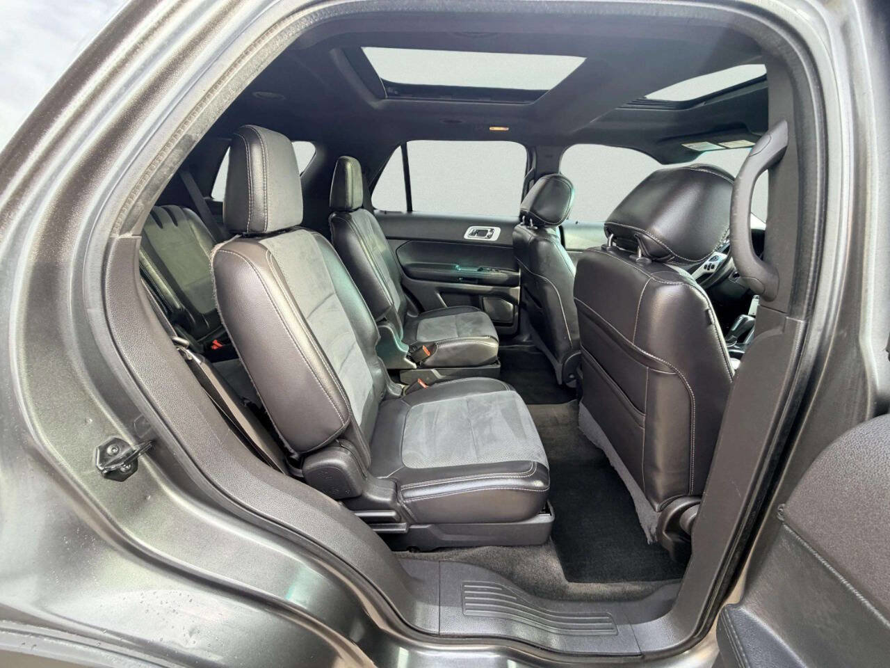 Used 2015 Ford Explorer XLT w/ Equipment Group 202A AWD/4WD image 25