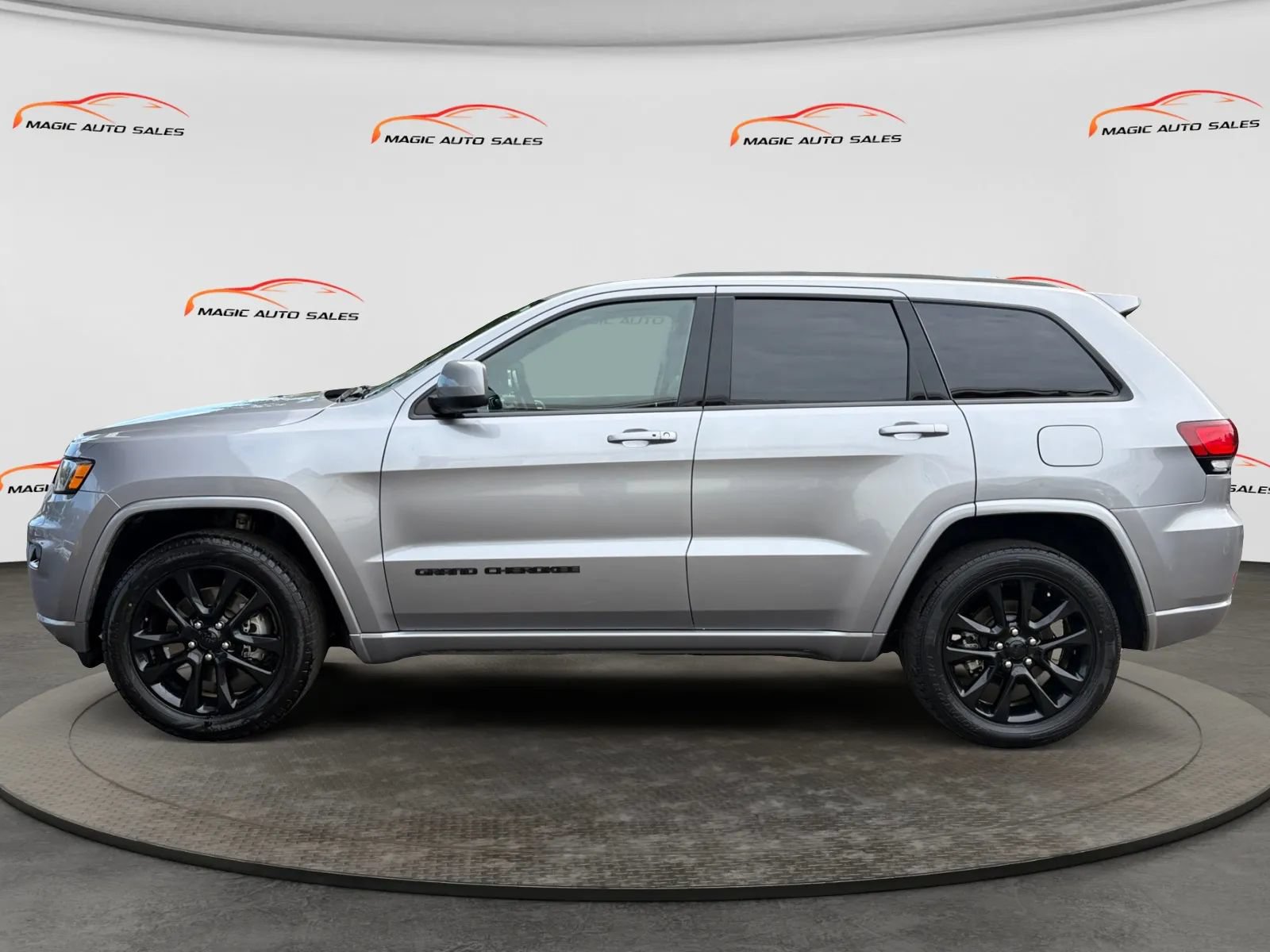 Used 2021 Jeep Grand Cherokee Laredo X AWD/4WD image 7