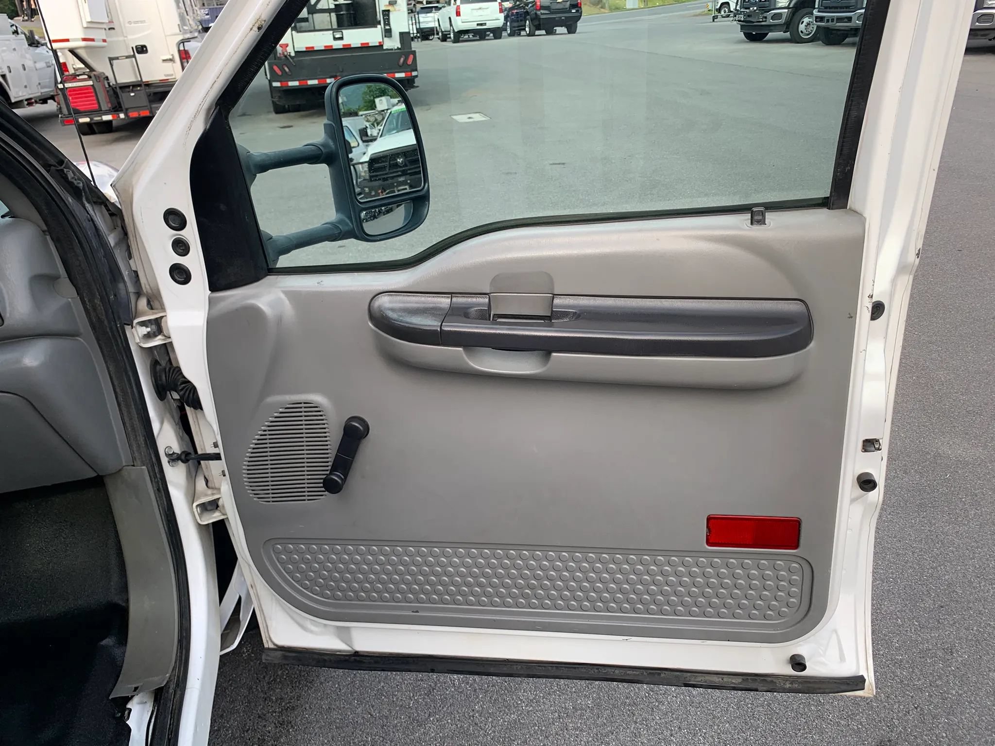 Used 2006 Ford F550 2WD Regular Cab Super Duty image 19