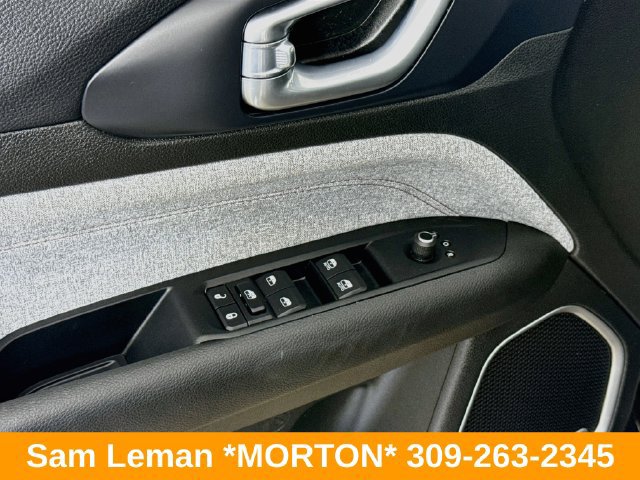 Used 2023 Jeep Compass Latitude w/ Sun and Sound Group AWD/4WD image 17