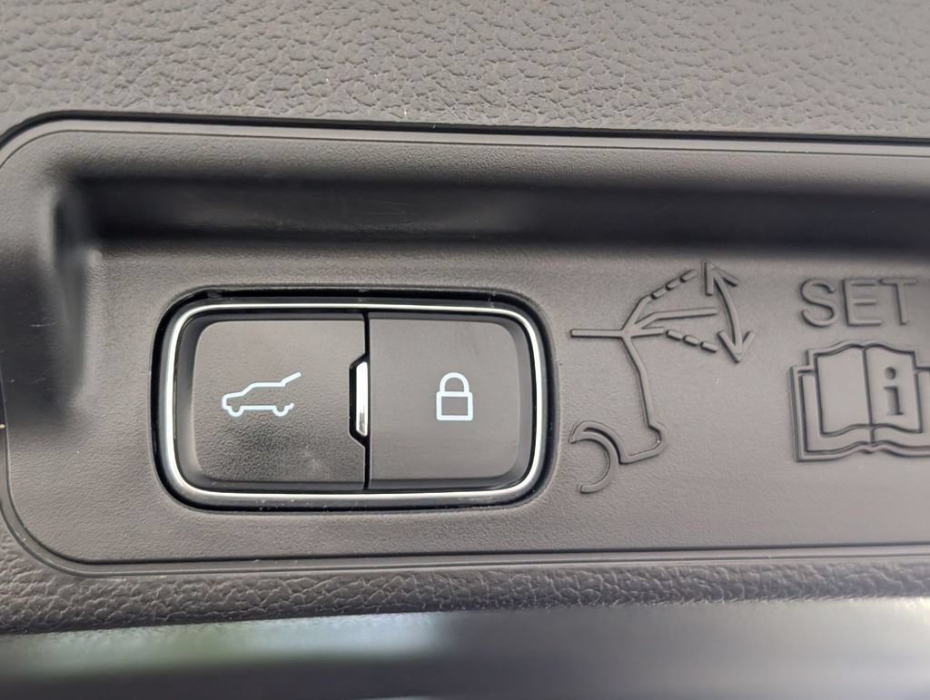 Used 2023 Ford Explorer XLT AWD/4WD image 31