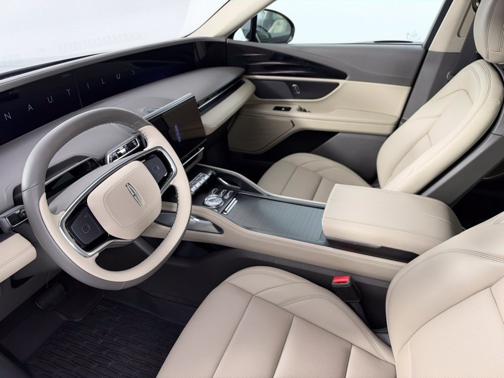 Used 2025 Lincoln Nautilus Premier AWD/4WD image 10