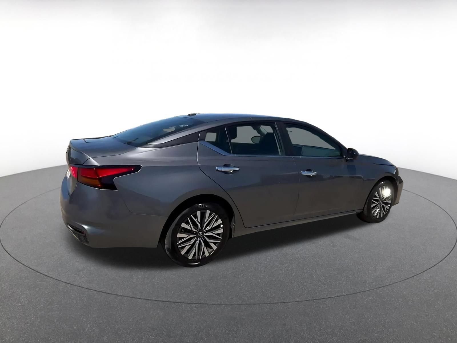 Used 2025 Nissan Altima 2.5 SV FWD image 15
