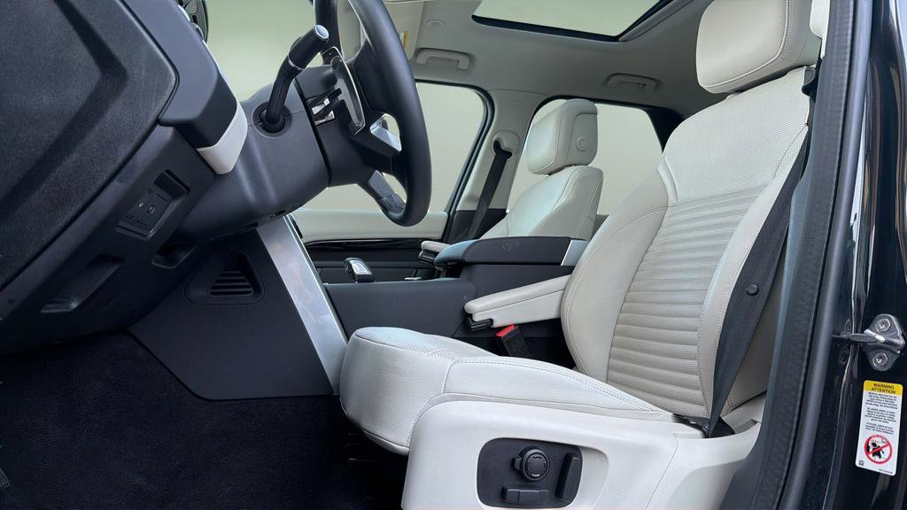 Used 2025 Land Rover Discovery S image 24