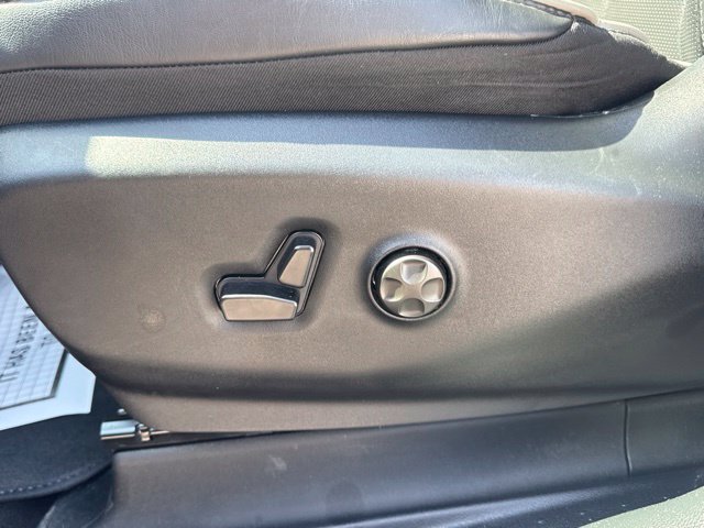 Used 2026 Chrysler Pacifica Limited FWD image 10