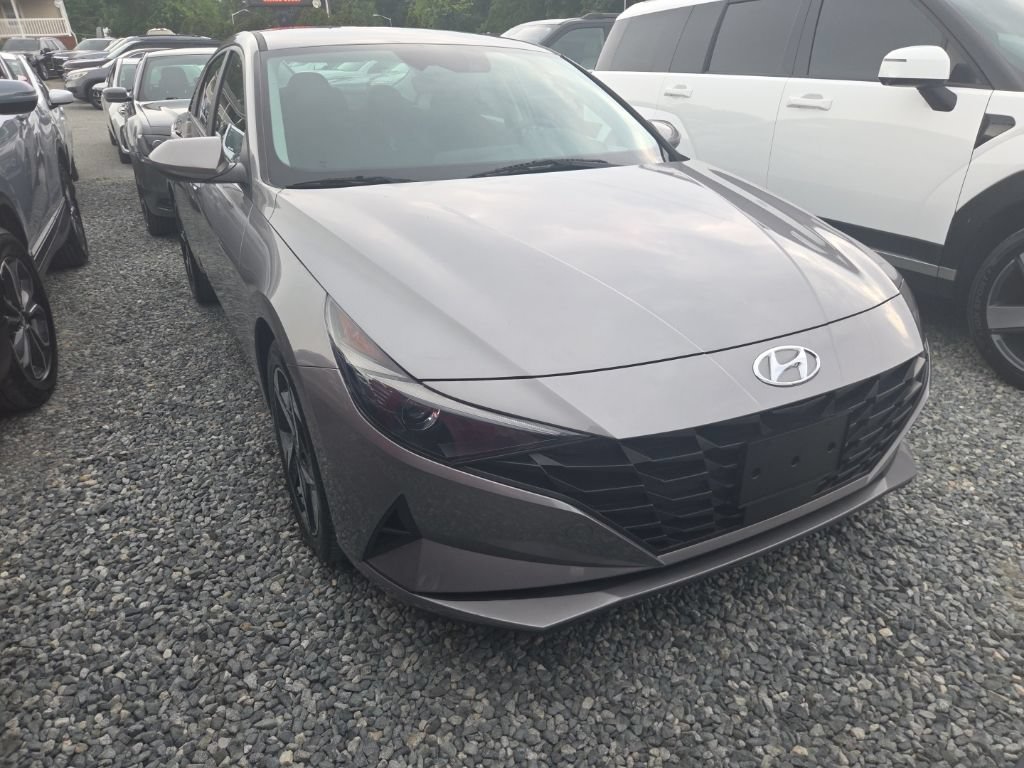 Used 2023 Hyundai Elantra SEL w/ Convenience Package FWD image 2